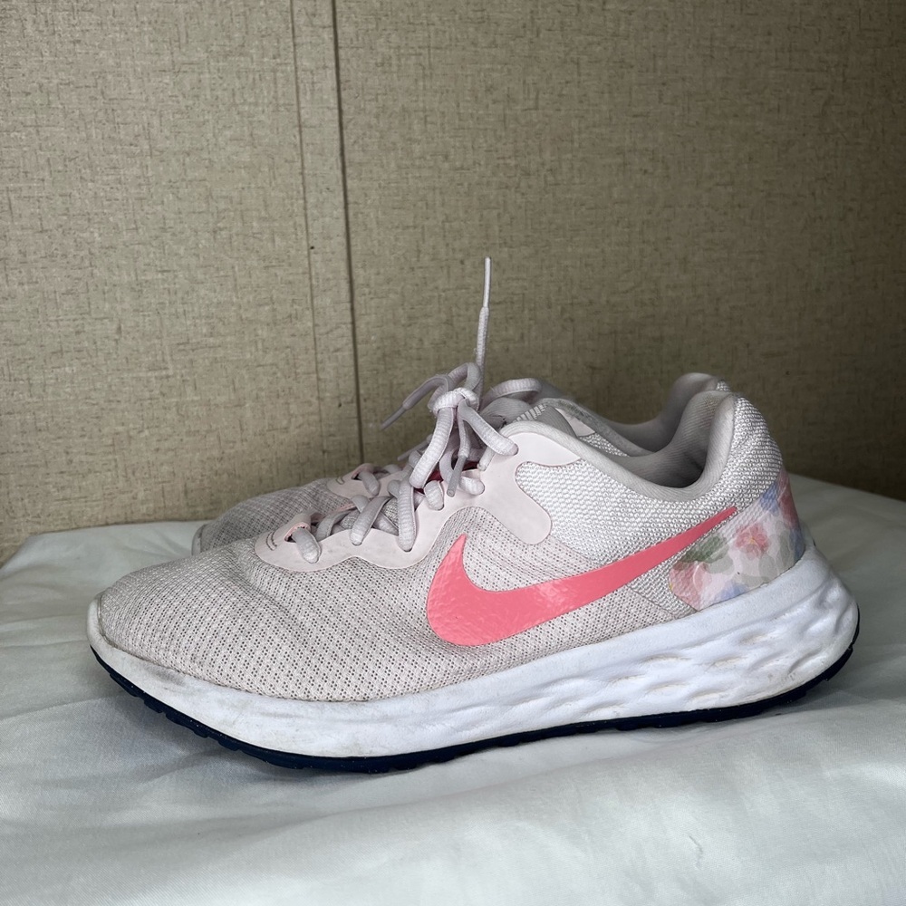 Nike Women's Light Pink Athletic Shoes - Picture 7 of 10